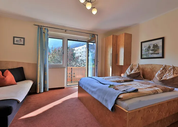 Garni Zerza فندق 3*