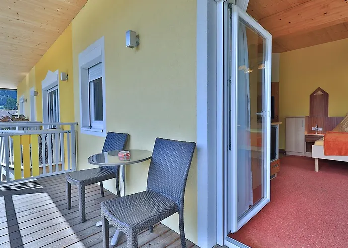 Garni Zerza فندق 3*